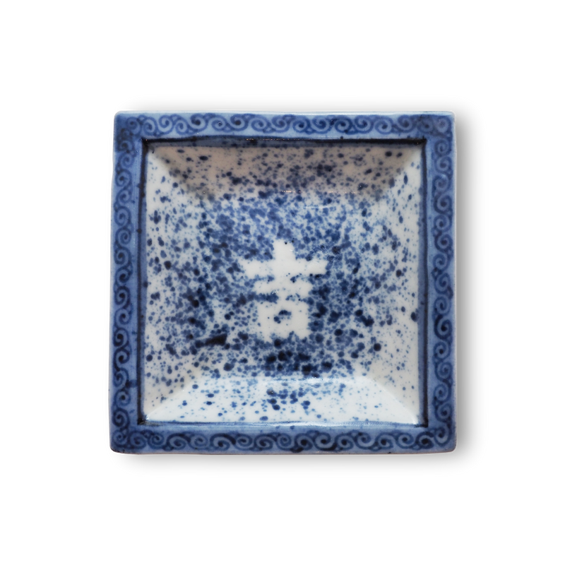 永楽和全 (12代永楽善五郎) 染付吉字吹墨小皿 – Gallery Nisui 永楽和全 (12代永楽善五郎) 染付吉字吹墨小皿 – Gallery Nisui