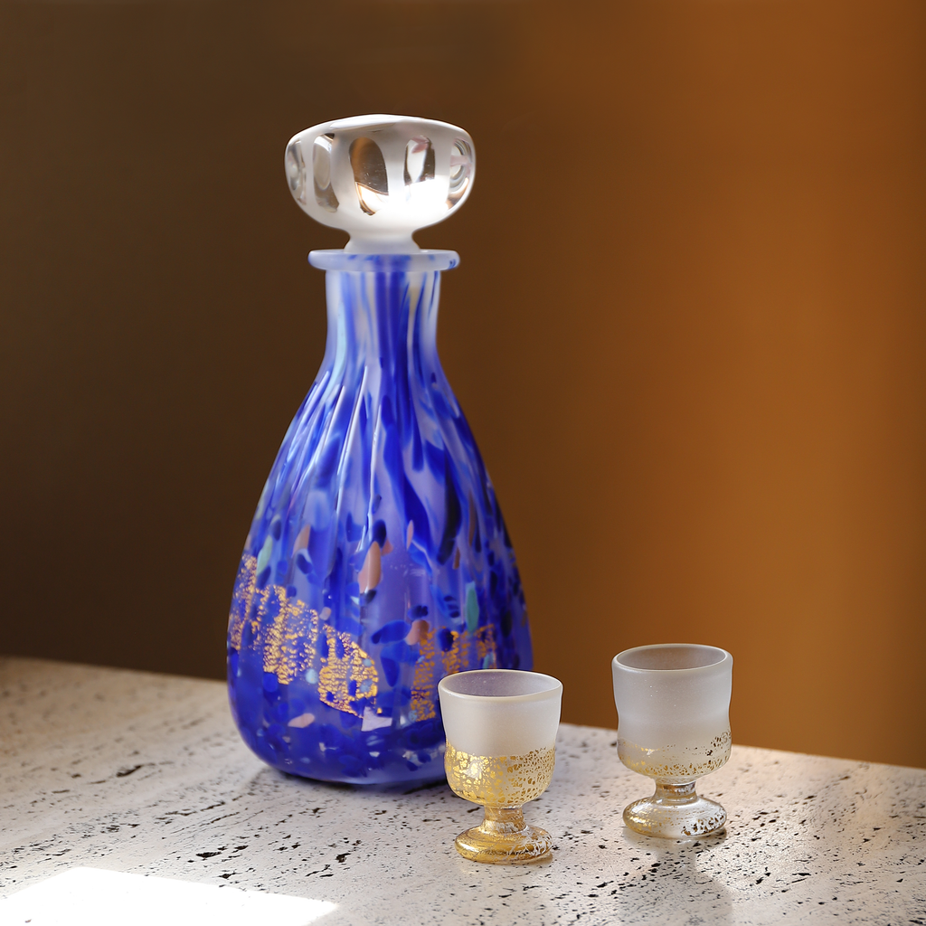 青色ガラス製ベタの装飾品 全長9㌢×高さ6㌢ 藤田喬平 「醍醐」デキャンタ & 猪口 2客 共箱 – Gallery Nisui