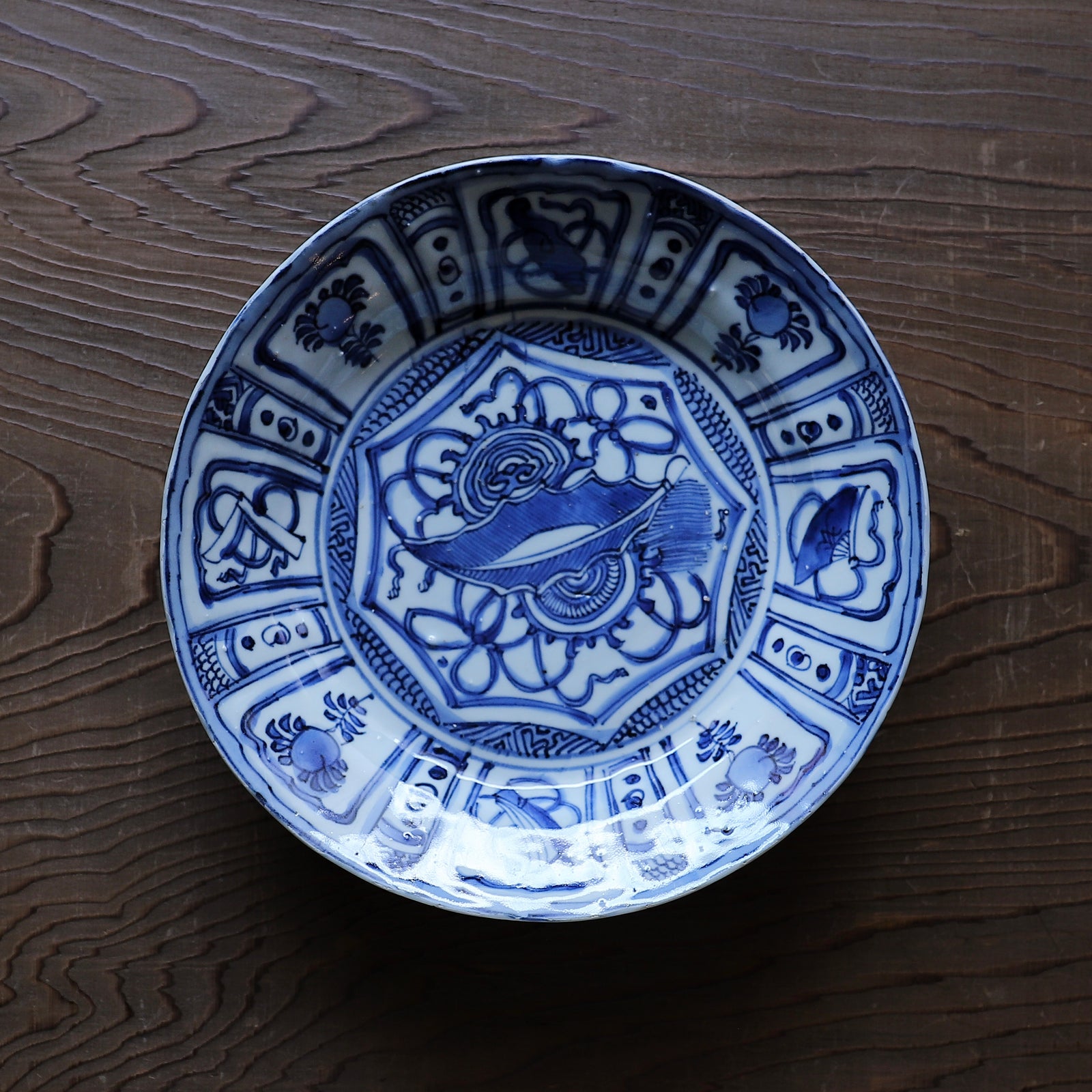 中国美術　古陶　古染付芙蓉手美人画大皿　舟文様　青花　存在感抜群！　43cm 18世紀 新渡 染付芙蓉手大皿 [婦人画報2024年10月号掲載品] – Gallery
